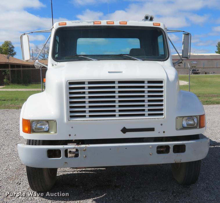image for item DE6490 1994 International 4900 rollback truck