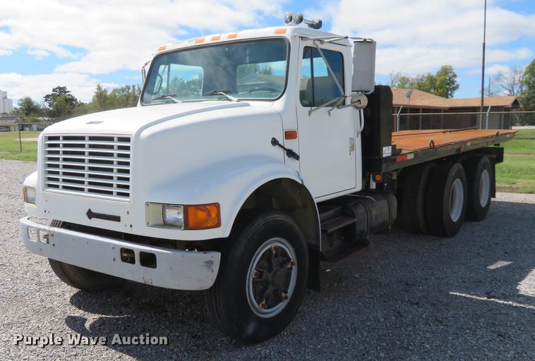 image for item DE6490 1994 International 4900 rollback truck