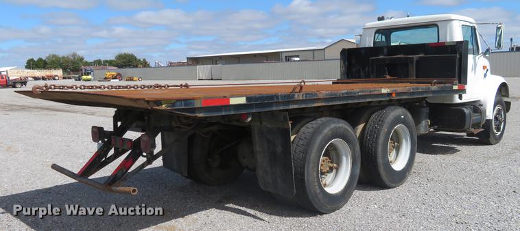 image for item DE6490 1994 International 4900 rollback truck