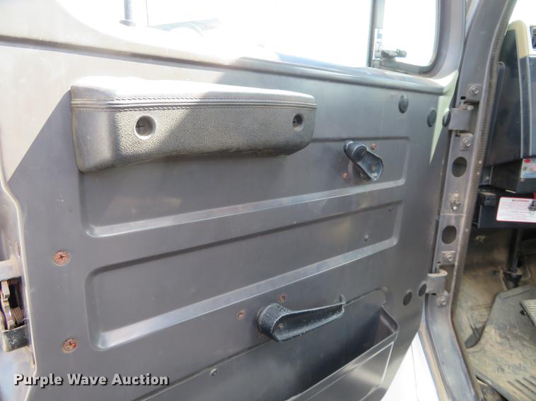 image for item DE6490 1994 International 4900 rollback truck