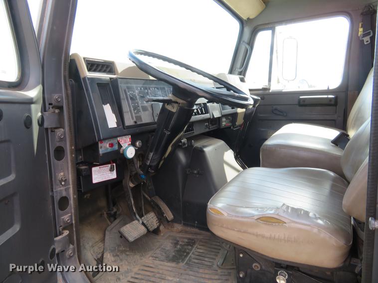 image for item DE6490 1994 International 4900 rollback truck