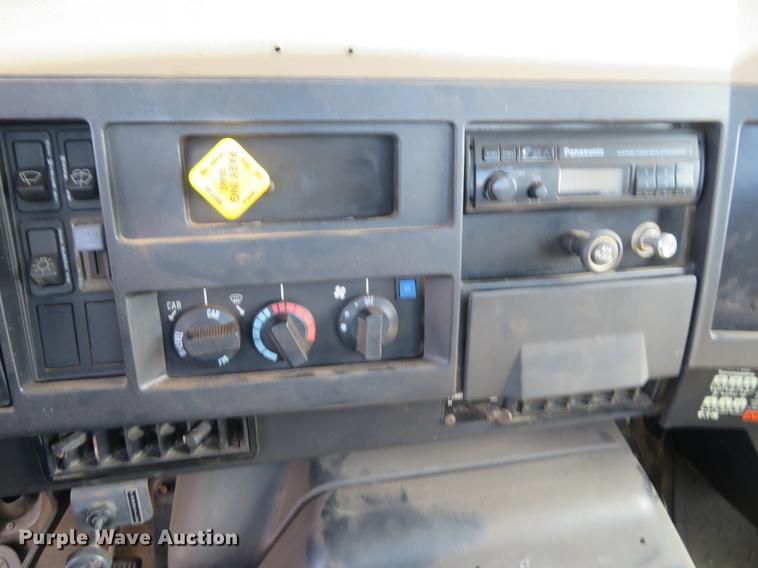 image for item DE6490 1994 International 4900 rollback truck