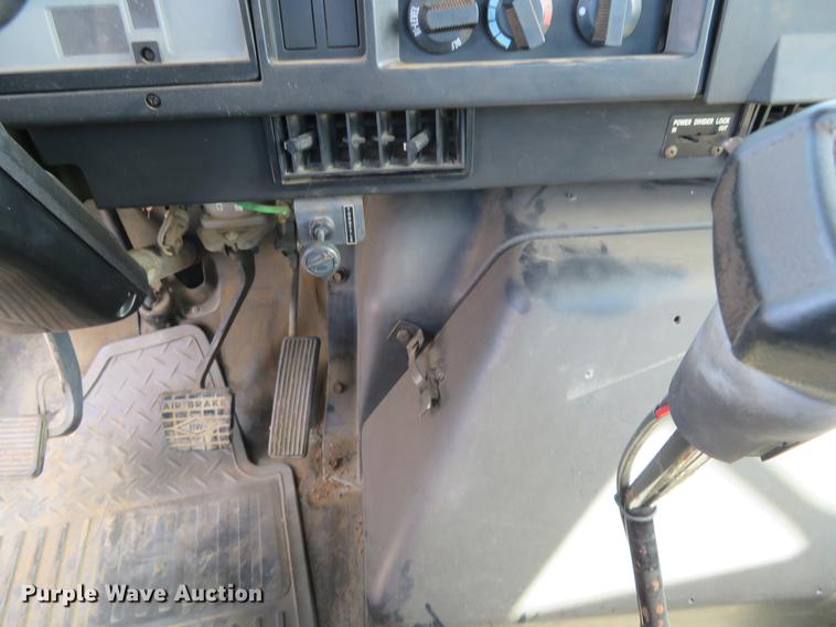 image for item DE6490 1994 International 4900 rollback truck