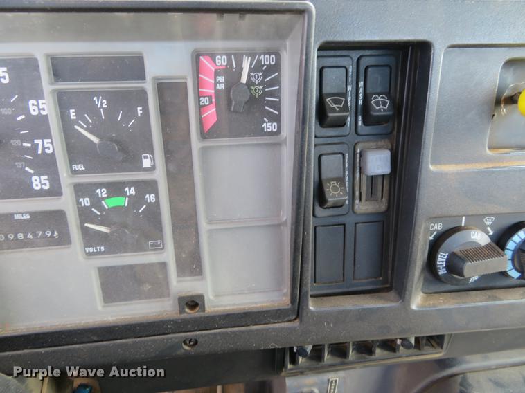 image for item DE6490 1994 International 4900 rollback truck