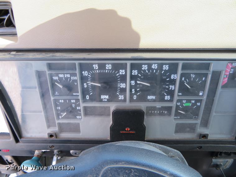 image for item DE6490 1994 International 4900 rollback truck