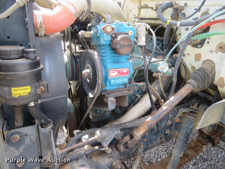 image for item DE6490 1994 International 4900 rollback truck