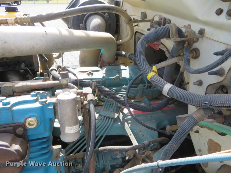 image for item DE6490 1994 International 4900 rollback truck