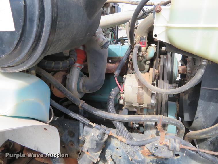 image for item DE6490 1994 International 4900 rollback truck