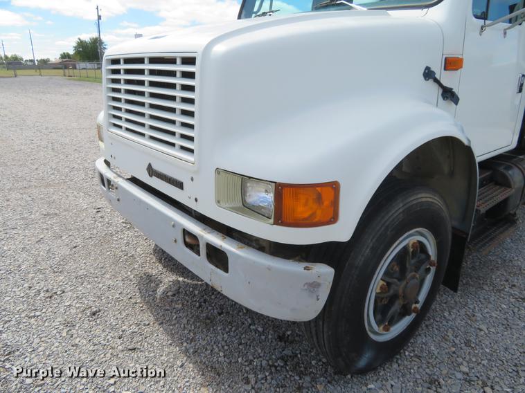 image for item DE6490 1994 International 4900 rollback truck