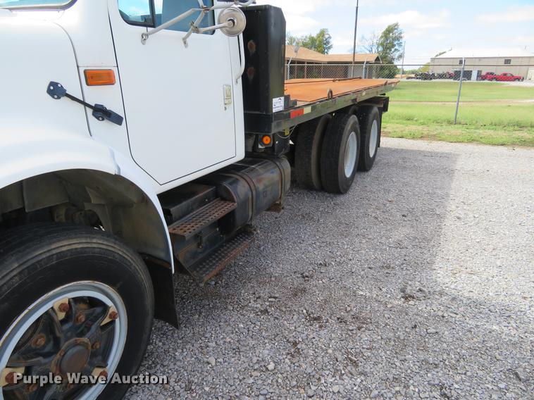 image for item DE6490 1994 International 4900 rollback truck