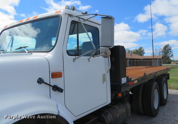 image for item DE6490 1994 International 4900 rollback truck