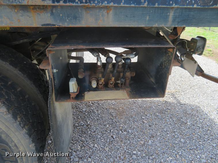 image for item DE6490 1994 International 4900 rollback truck