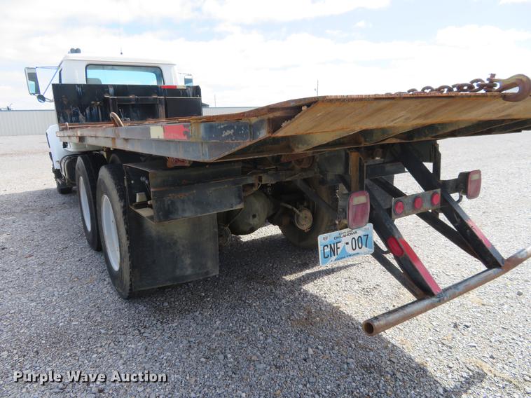 image for item DE6490 1994 International 4900 rollback truck