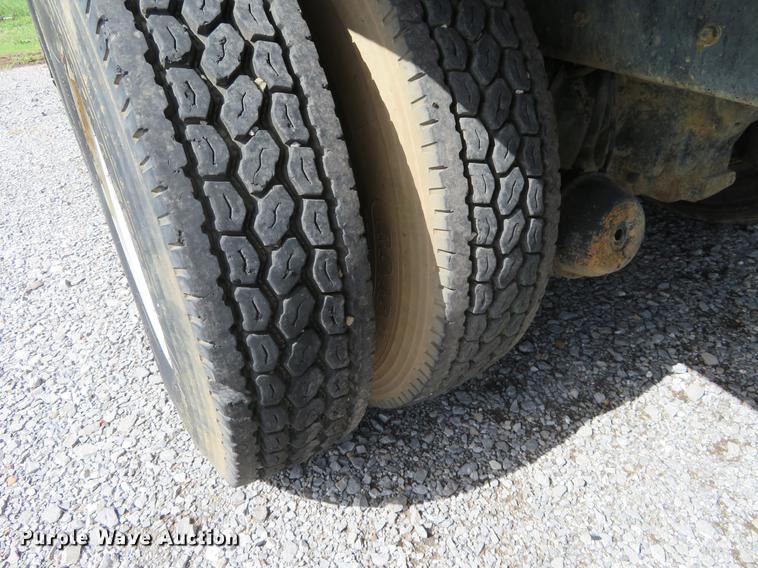 image for item DE6490 1994 International 4900 rollback truck