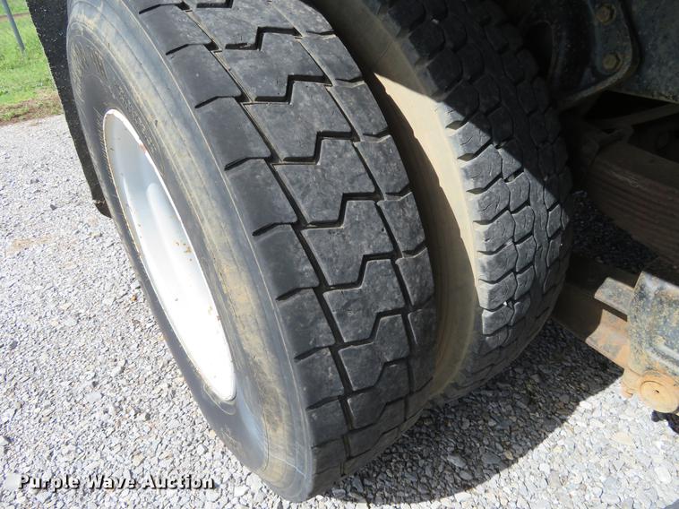 image for item DE6490 1994 International 4900 rollback truck