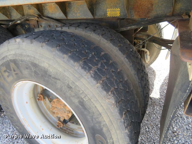 image for item DE6490 1994 International 4900 rollback truck