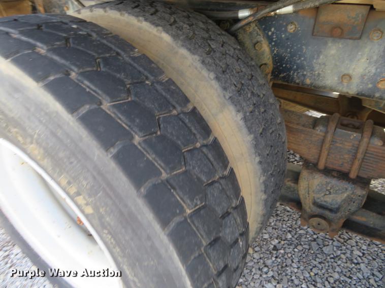 image for item DE6490 1994 International 4900 rollback truck