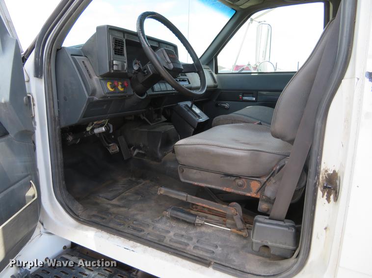 image for item DE6492 1997 GMC C6500 box truck