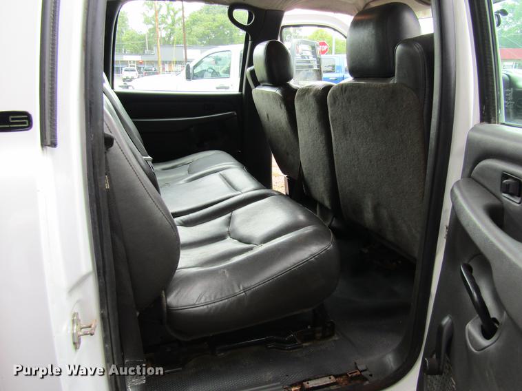 image for item DW9282 2006 Chevrolet Silverado 2500HD Crew Cab pickup truck