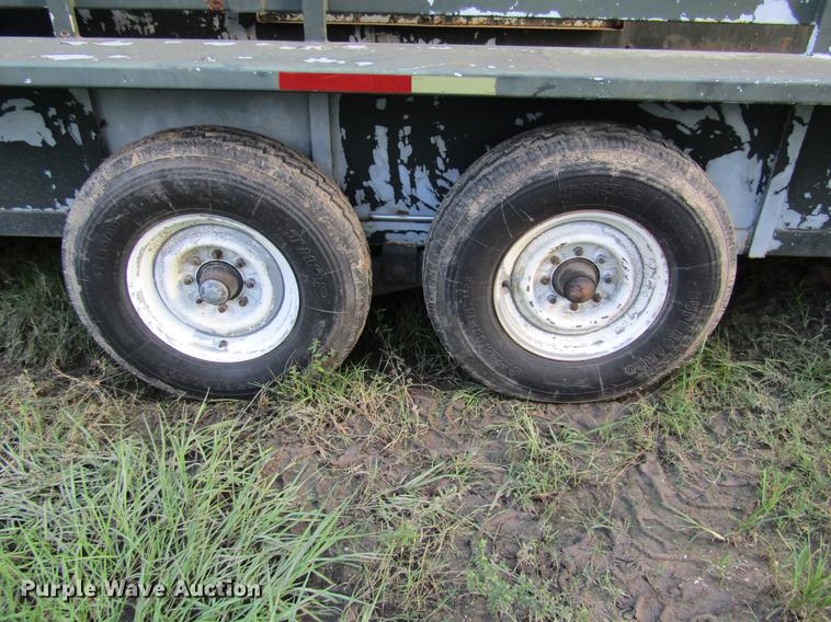 image for item DW9289 1992 Johnny Jack 32 livestock trailer