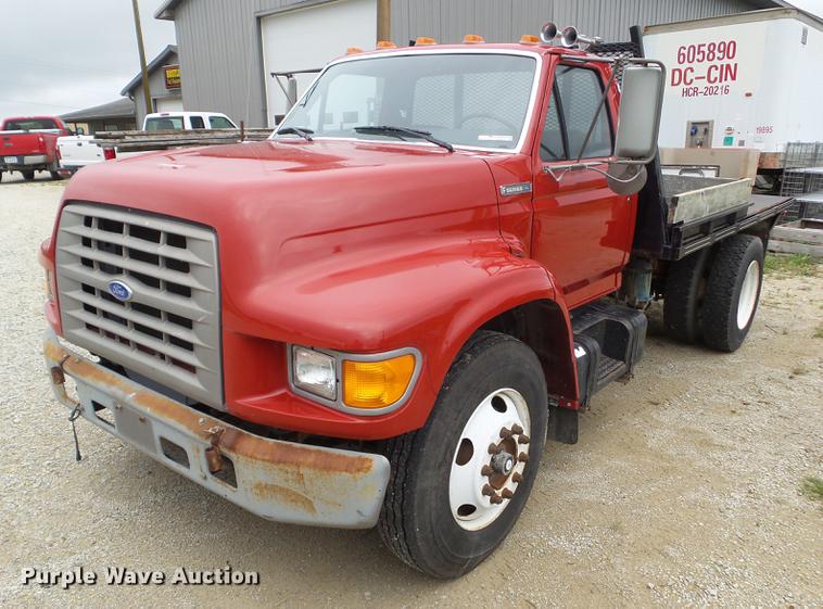 image for item DZ9452 1995 Ford F800 flatbed truck