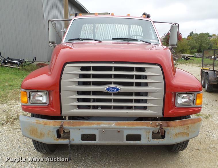 image for item DZ9452 1995 Ford F800 flatbed truck