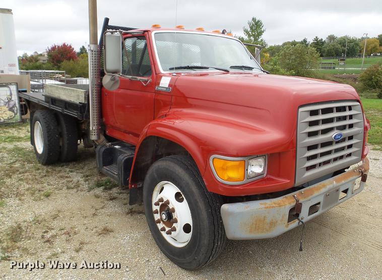 image for item DZ9452 1995 Ford F800 flatbed truck