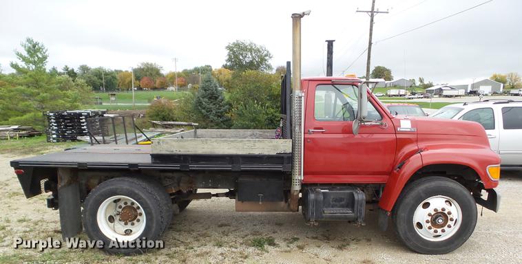 image for item DZ9452 1995 Ford F800 flatbed truck