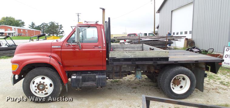 image for item DZ9452 1995 Ford F800 flatbed truck
