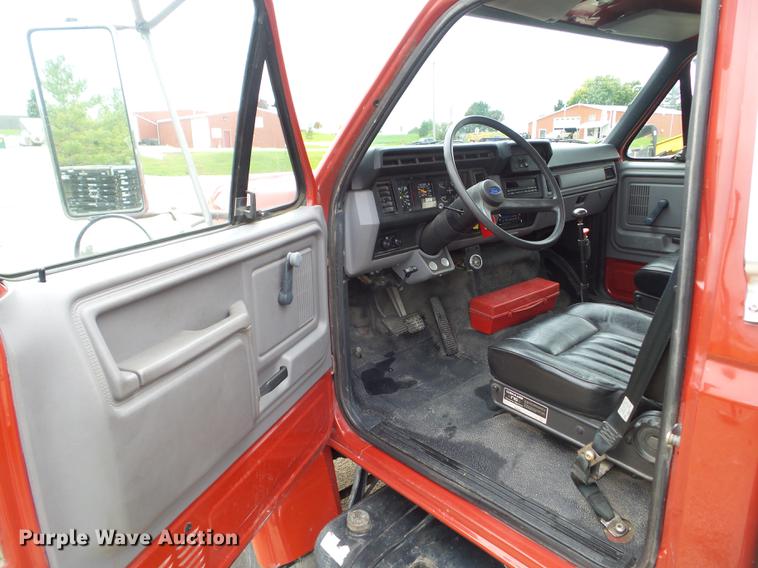 image for item DZ9452 1995 Ford F800 flatbed truck