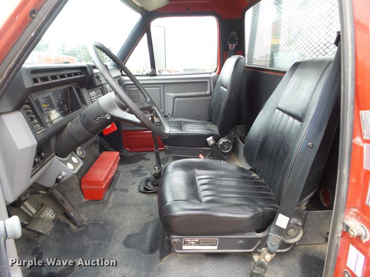 image for item DZ9452 1995 Ford F800 flatbed truck