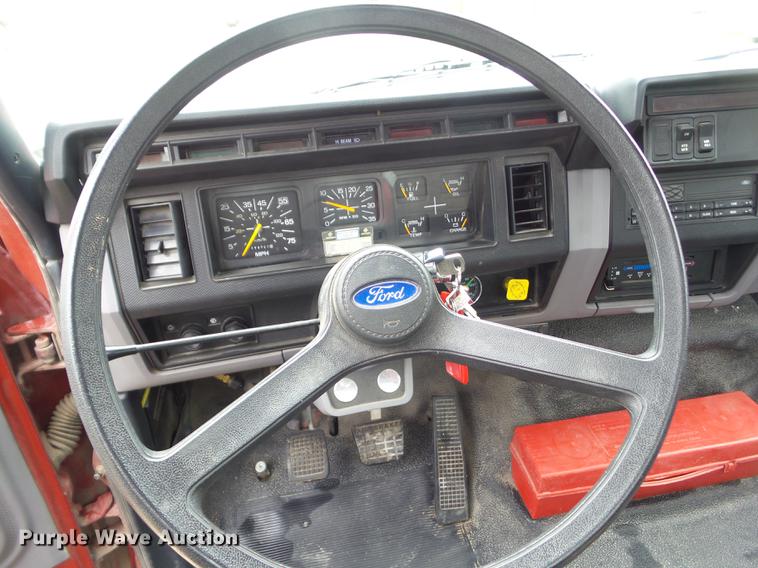 image for item DZ9452 1995 Ford F800 flatbed truck