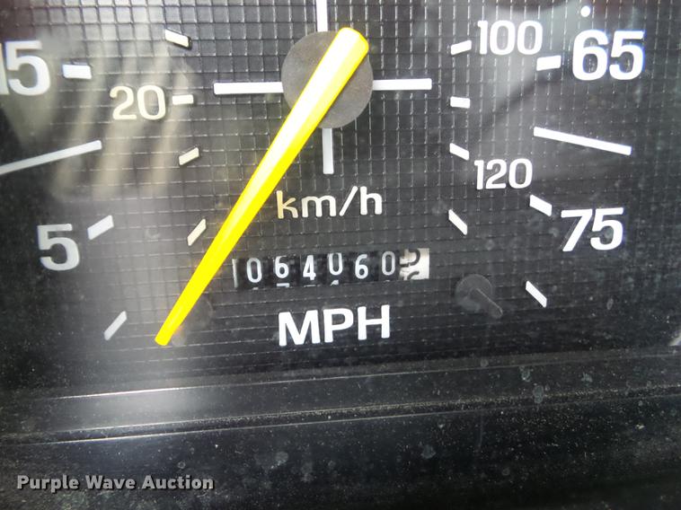 image for item DZ9452 1995 Ford F800 flatbed truck