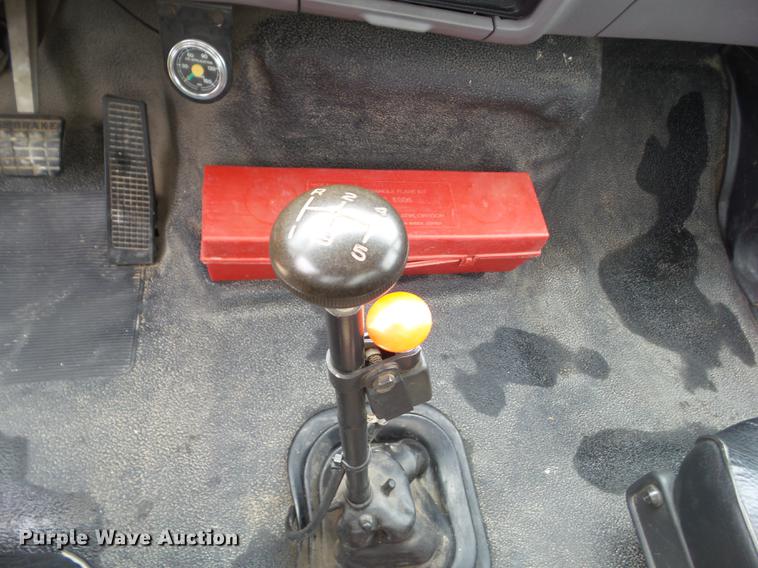 image for item DZ9452 1995 Ford F800 flatbed truck