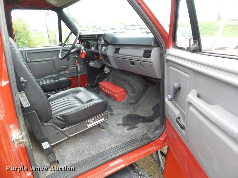 image for item DZ9452 1995 Ford F800 flatbed truck