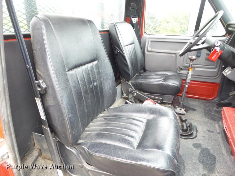 image for item DZ9452 1995 Ford F800 flatbed truck