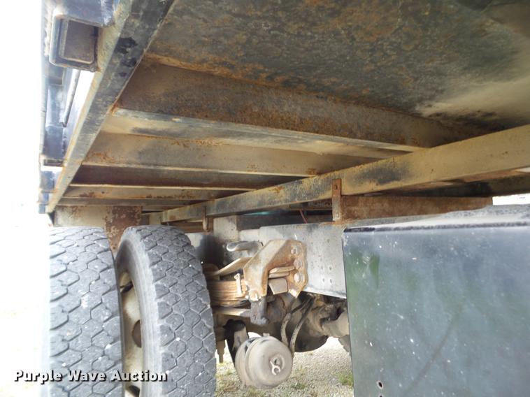 image for item DZ9452 1995 Ford F800 flatbed truck