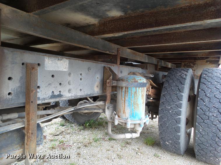 image for item DZ9452 1995 Ford F800 flatbed truck