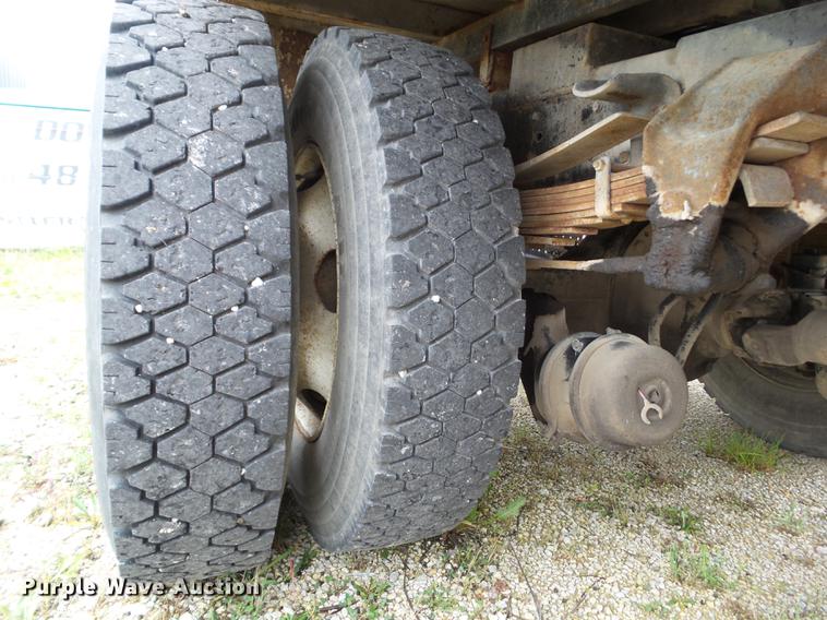 image for item DZ9452 1995 Ford F800 flatbed truck