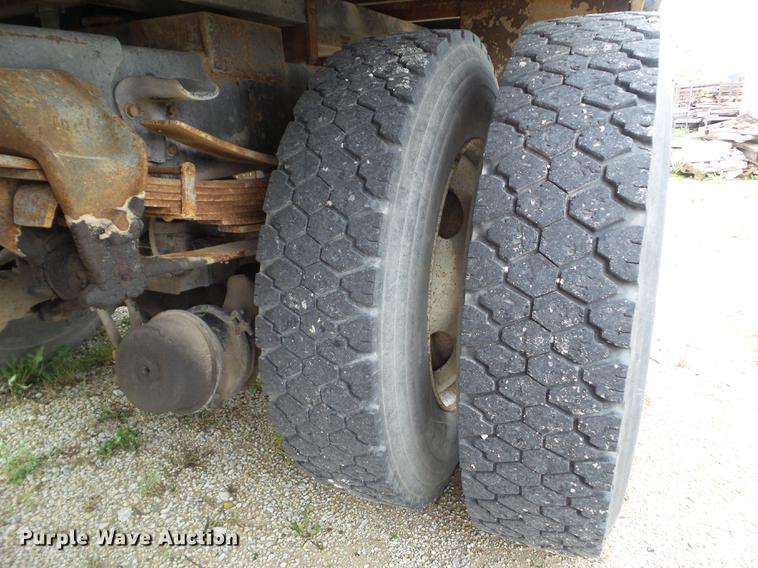 image for item DZ9452 1995 Ford F800 flatbed truck