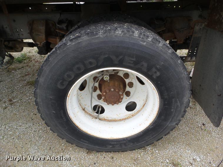 image for item DZ9452 1995 Ford F800 flatbed truck