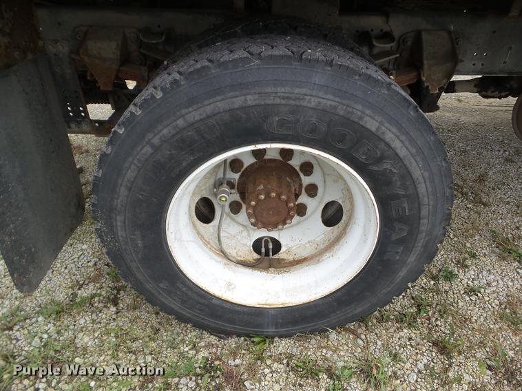 image for item DZ9452 1995 Ford F800 flatbed truck