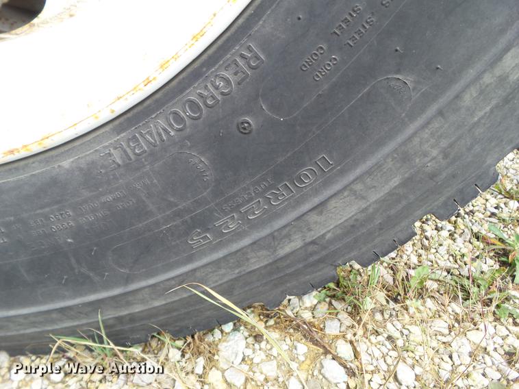 image for item DZ9452 1995 Ford F800 flatbed truck