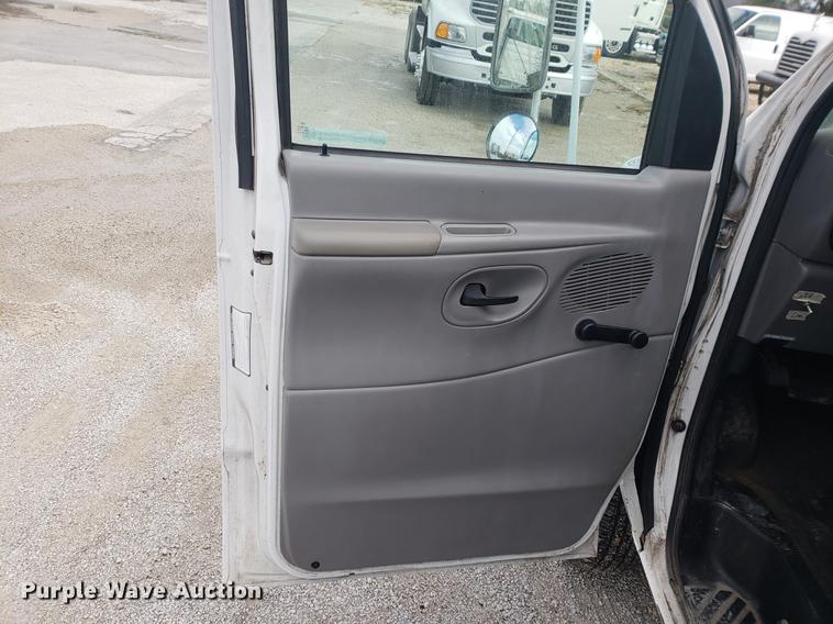 image for item EF9924 2000 Ford Econoline E350 Super Duty box truck