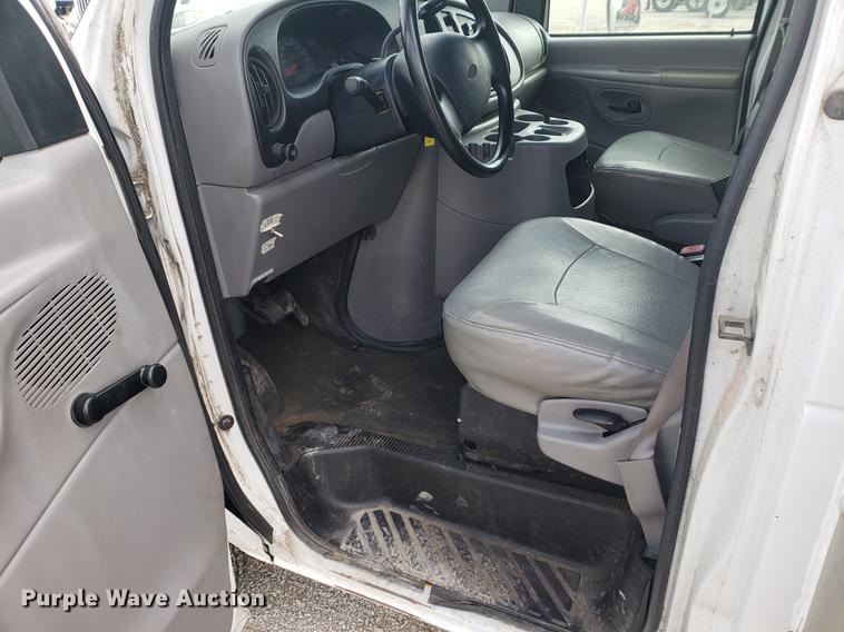 image for item EF9924 2000 Ford Econoline E350 Super Duty box truck