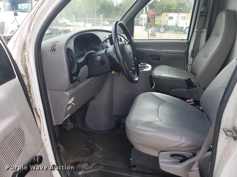 image for item EF9924 2000 Ford Econoline E350 Super Duty box truck