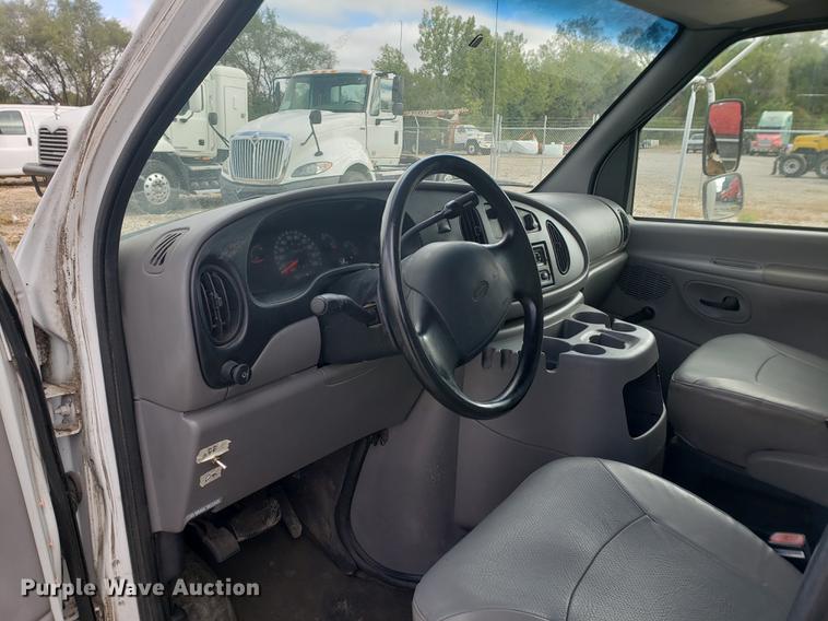 image for item EF9924 2000 Ford Econoline E350 Super Duty box truck