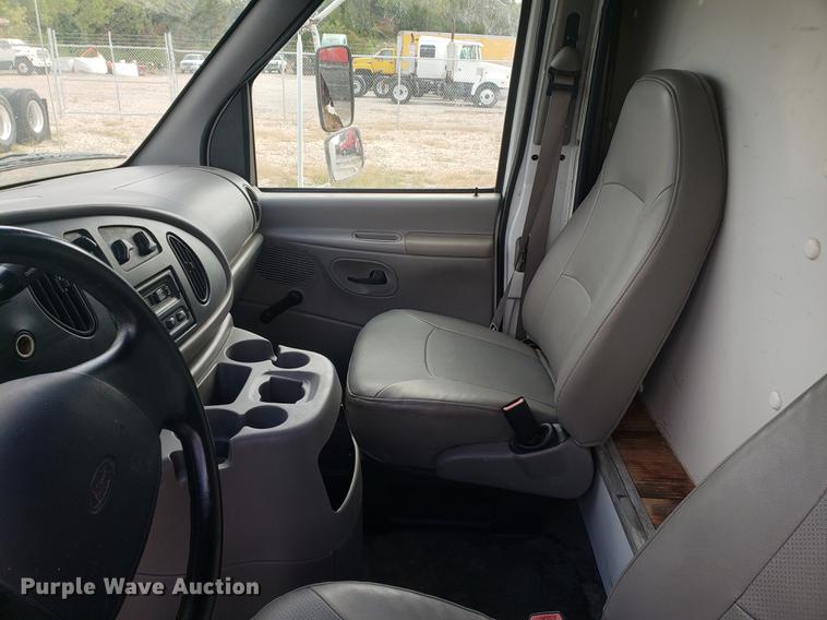 image for item EF9924 2000 Ford Econoline E350 Super Duty box truck