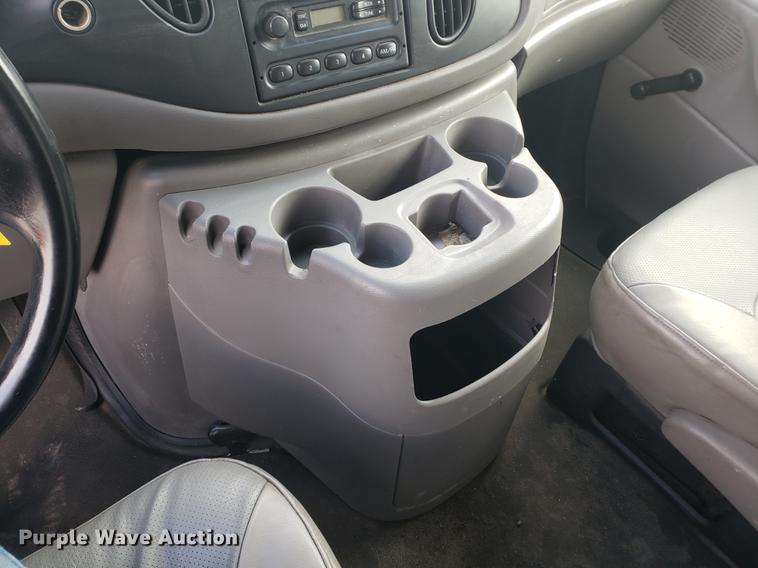 image for item EF9924 2000 Ford Econoline E350 Super Duty box truck