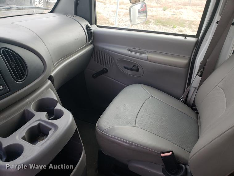 image for item EF9924 2000 Ford Econoline E350 Super Duty box truck
